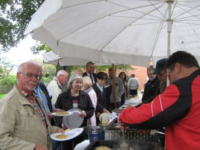 Lange Schlangen um Pufferstand.
