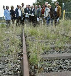 Dieses Bild aus dem Jahr 2003 zeigt: Schon seit zehn Jahren beschäftigen sich die Wendeburger immer wieder mit der Bahnstrecke. Hier: Die Gleise bei Harvesse.