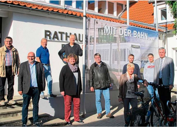 Die Brgerinitiative proZugkunft hatte nach Wendeburg eingeladen. Detlef Haelmann, Planer fr Schienenpersonennahverkehr beim Regionalverband (Sechster von links), berichtete ber den aktuellen Stand. Hier stehen Vertreter von Brgerinitiative Politik,