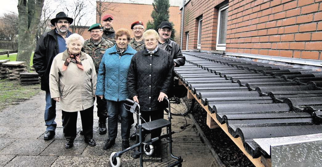Der neue Rollatoren-Unterstand an der Seniorentagessttte Bortfeld: Peter Bork (v.l.), Rosegunde Voges, Werner Keler, Oliver Brandes, Lisa Mller, Horst Meng, Inge Neumann, Ortsbrgermeister Wolfgang Brandes.