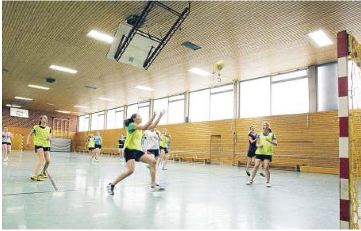 Die weibliche B-Jugend beim Training in der Bortfelder Sporthalle.