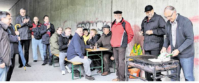 Mit einem Grillfest  wegen des Regens unter der Autobahnbrcke  feierte der CDU Gemeindeverband Wendeburg 3 Jahre Nicht-Vollendung der Kreisstrae 70 zwischen Wendeburg und Rper.