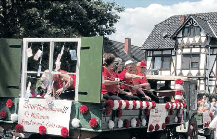 Auch beim Festumzug war die Sporthalle Thema  an diesem Festwagen ist ersichtlich, was die Bortfelder von einer Sanierung der Halle halten. Es sei rausgeschmissenes Geld.