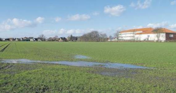 Meierholz-West III heit das neue Baugebiet im Wendeburger Kernort. Es schliet an die Brautlechtstrae (Huserreihe hinten) an. Rechts ist die Aueschule zu sehen.