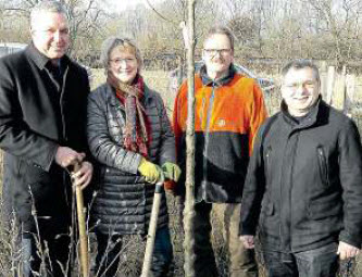 Gerd Albrecht (von links), Ingrid Pahlmann, Franz Hsing und Sigurt Grobe pflanzten eine Winterlinde im Wendeburger Schulwald.