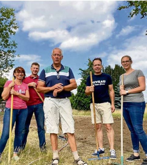 Beim Arbeitseinsatz des Meerdorfer Ortsrats auf dem Friedhof  die Ortsratsmitglieder haben Blumensamen eingest.